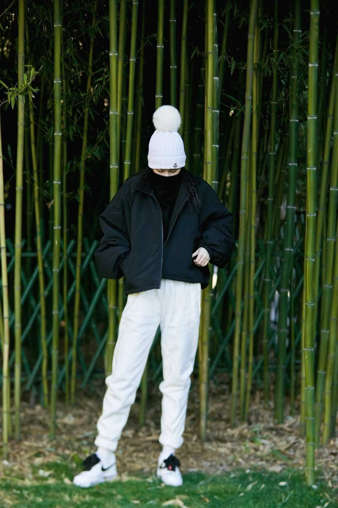 何超莲真不愧是“千金”,绿色连衣裙也能完美驾驭,高贵又洋气