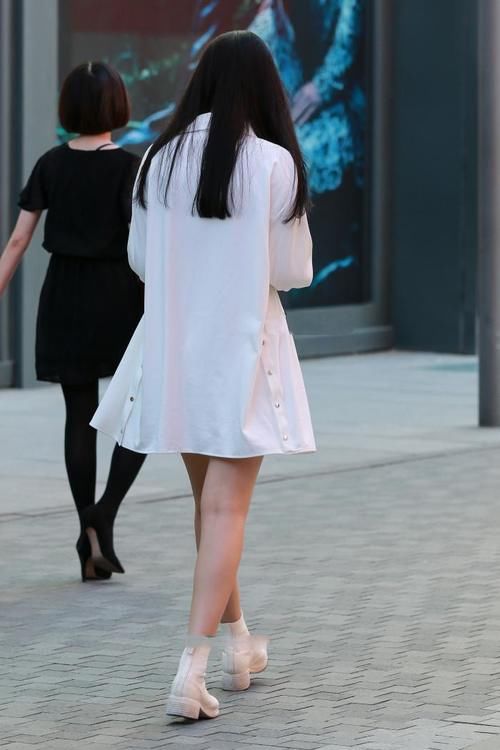 一身白色衣服看起来清纯，搭配瘦瘦靴子，大方洒脱