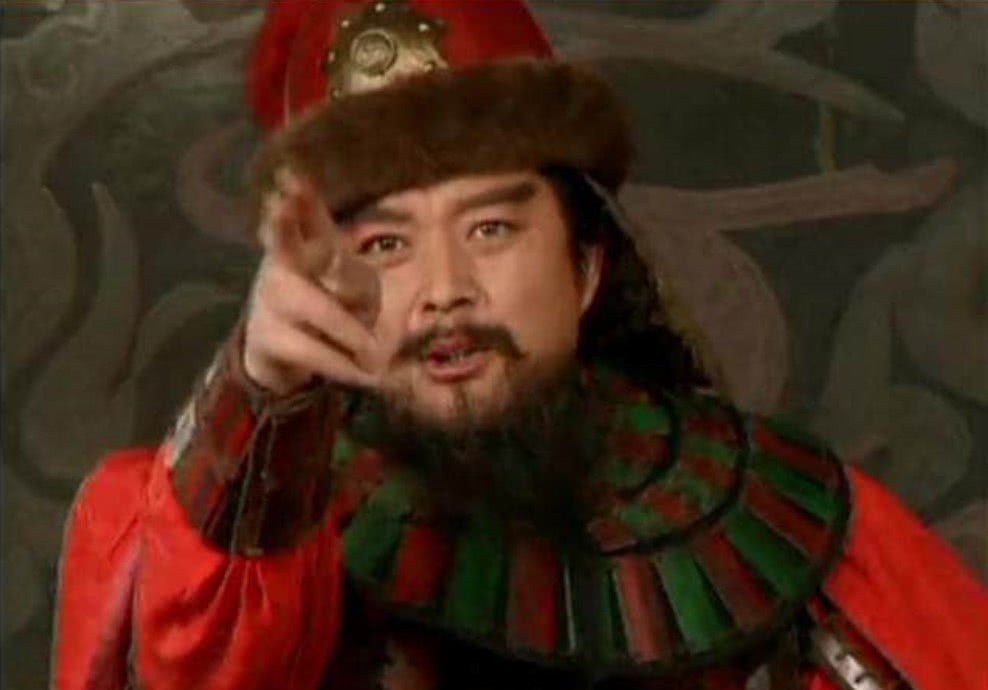 关羽|演义中曹操为何不派人战华雄,反而让功于关羽?你看袁绍兄弟干了啥