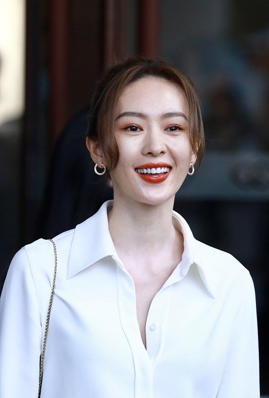 衬衫|童谣气质一般人真比不了，基础款白衬衫搭配黑裤子，气场强大