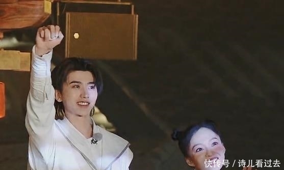 蔡徐坤|跑男蔡徐坤再次封神,晒素颜胡子拉碴脸蜡黄,粉丝赠爱称“俊渣”