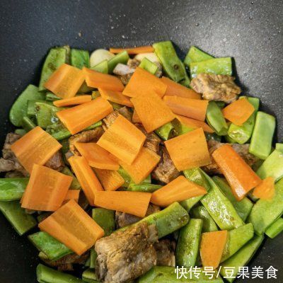 绝杀|色香味俱全，米饭配排骨豆角焖面，下饭绝杀