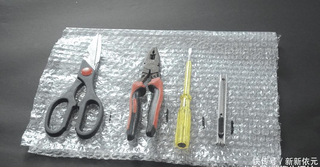 快递箱里的气泡垫别扔了, 没想到它作用这么大, 家家户户用的到