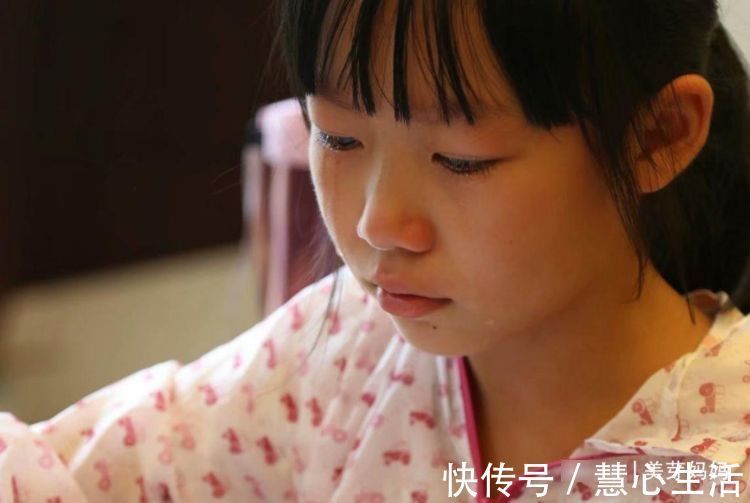 父母|长大后容易自卑的孩子,大多有以下4种父母,毁了孩子还不自知