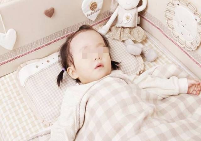 宝妈|宝宝究竟何时才能睡枕头?出现这些信号就该用了,太早太晚都不好