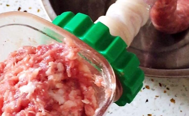 灌香肠别胡乱加调料,这一点很重要,教你做法,咸度合适味道正宗