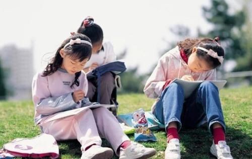 奖状|宝宝奖状拿到手软，母亲却笑不出来，网友：这能笑得出来？