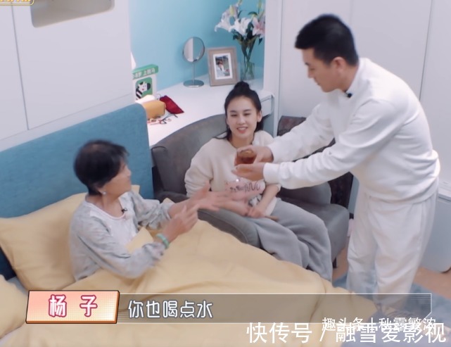 婆婆|黄圣依给婆婆洗澡,陈松伶跪地为婆婆穿鞋,孝顺背后是老公的差距