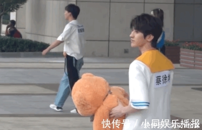蔡徐坤到底有多高?在他手里小小的玩具熊,粉絲拿著卻“變了樣”