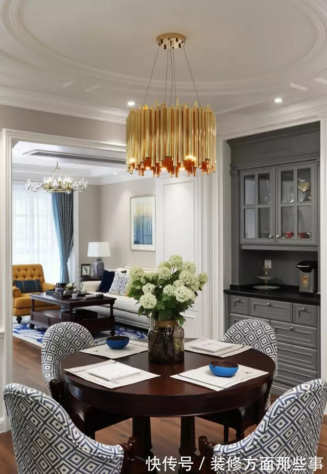 三居室|105平美式风三居室,浅灰的底色点缀亮黄、浅蓝为客厅时尚感