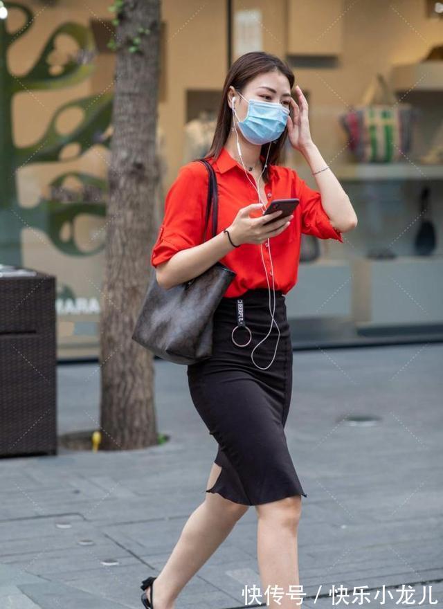 衬衣 红色衬衫搭配黑色半身裙,尽显职业范儿,优雅干练,高级感十足