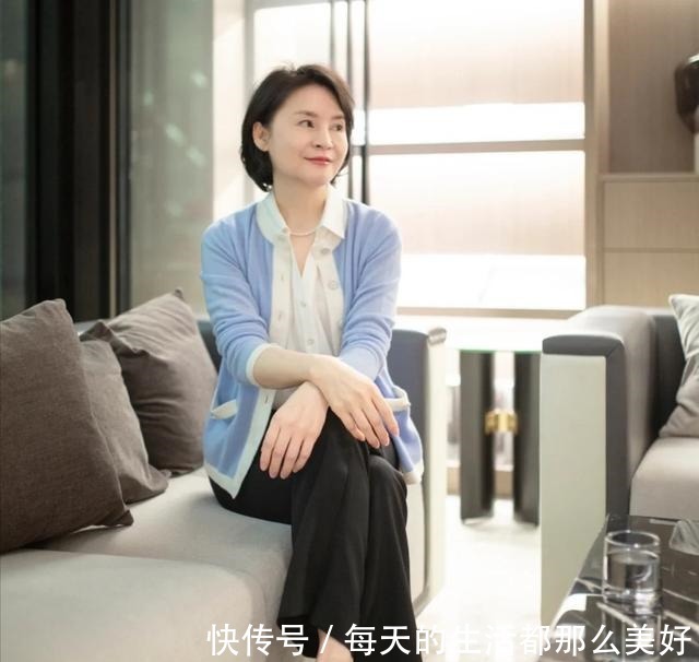 构造 奔六的女人会搭配更有魅力,学习她的减龄穿搭术,时尚优雅很高级!