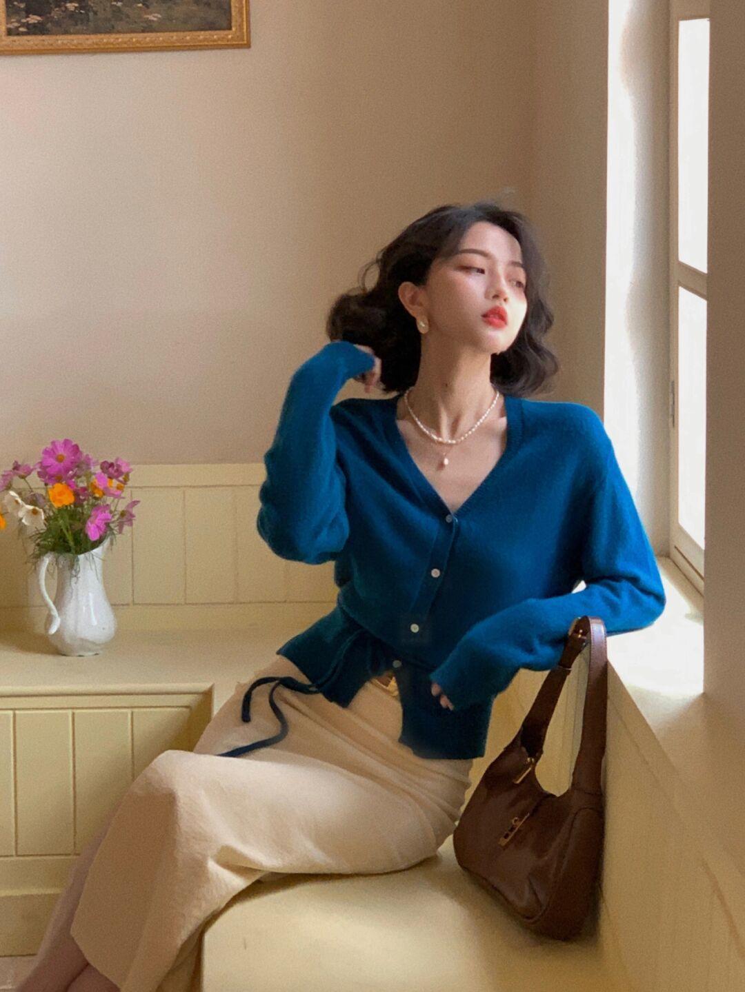 高跟鞋 秋天不一定要穿黑白灰,蓝色v领针织+半身裙,上身照样好看!