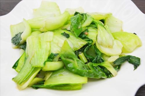 窍门|不管炒什么绿叶菜,切忌直接下锅,分享2个窍门,青菜翠绿不出水