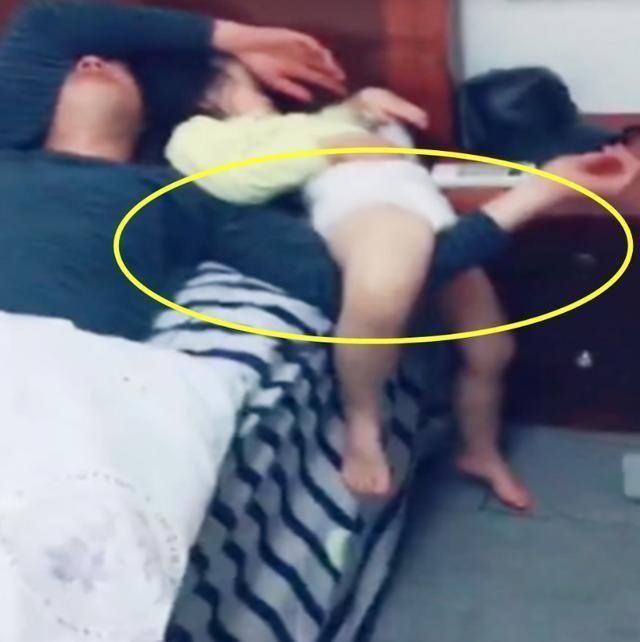 小玲|爸爸陪女儿睡觉,爷俩的睡姿让妈妈有点哭笑不得,网友:心太大了