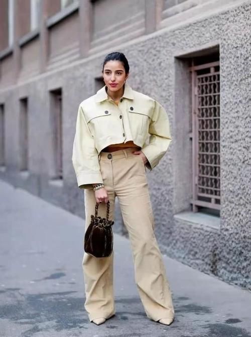 2021年流行的高级色，很适合皮肤黄黑的女人，时髦显白有气质黄黑皮能穿流行色吗？2021流行色推荐高级色搭配运用法则：