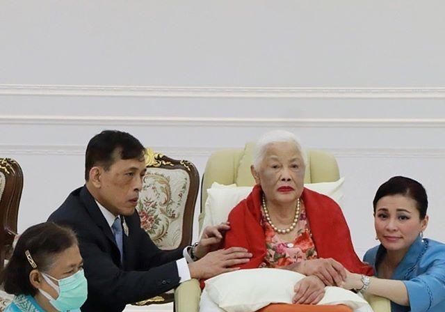 苏提达王后|泰国太后年轻时靠粉宝石撑场面如今瘫痪多年,脸庞怎么变这么黑