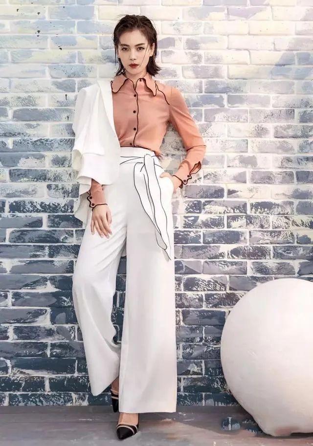 半身裙 女人40岁以后，尽量少用短袖配牛仔裤！学气质穿搭，优雅又减龄