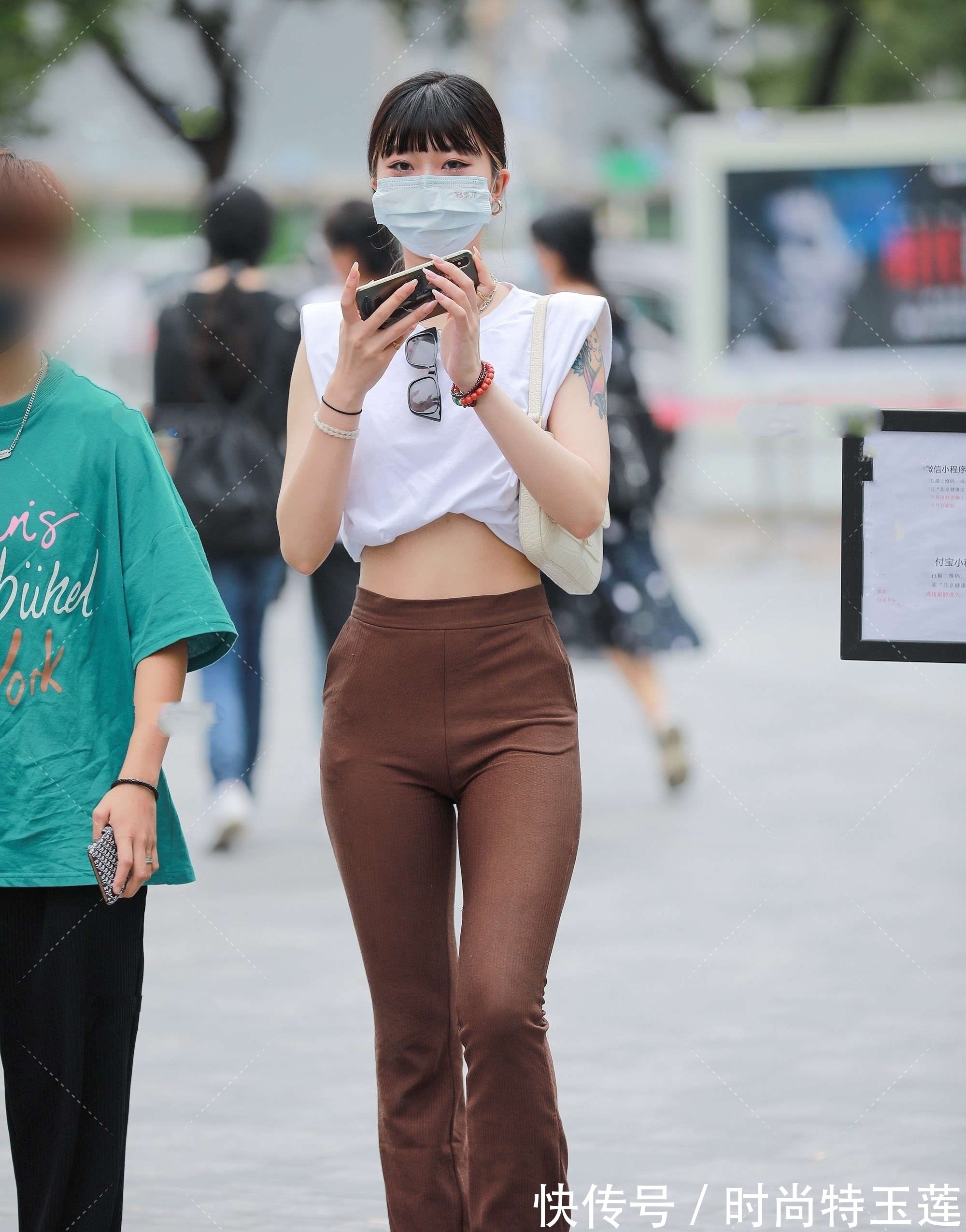 复古 白色垫肩短袖一改以往风格,搭配咖系拖地裤,展现复古范儿