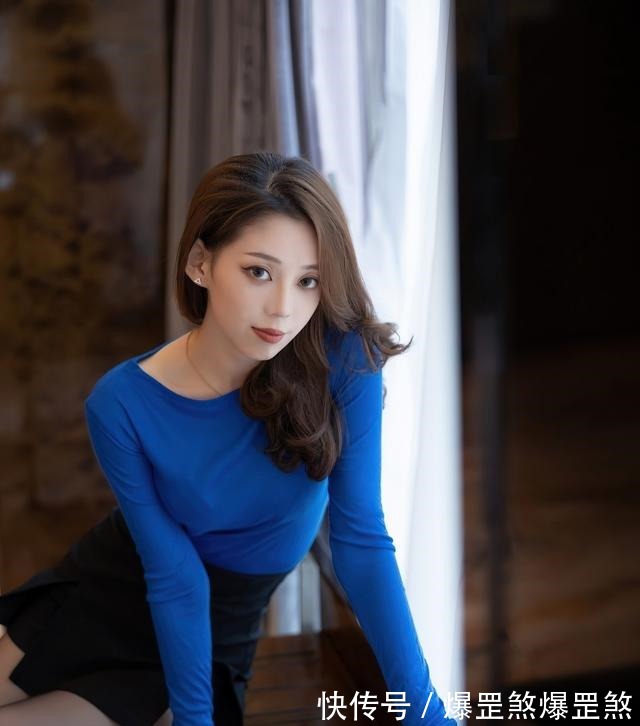 半身短裤 极具有质感的高腰半身短裤,上衣搭配蓝色的针织衫,休闲又时尚!