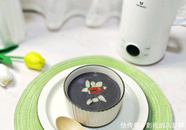  细滑|冬季养生少不了三黑芝麻糊，细滑香浓，尤其适合老人和孩子