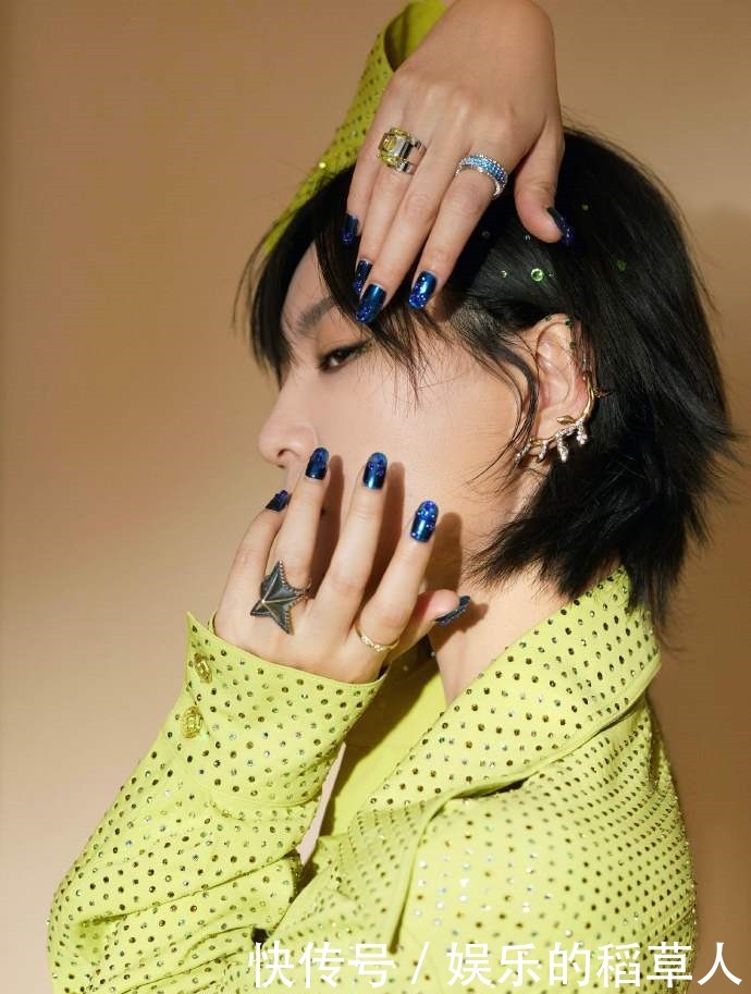 造型|周笔畅最新舞台造型,黄色碎钻套装明艳动人风采