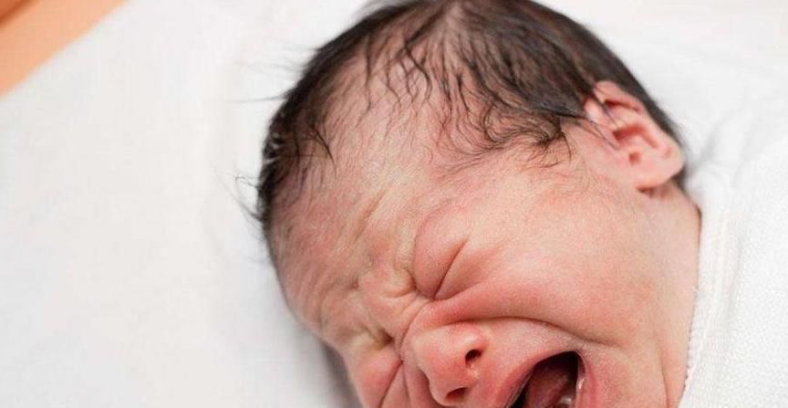 人的眼睛|新生儿为什么会哭?他们每次哭的时候到底需不需要立马抱起来呢?