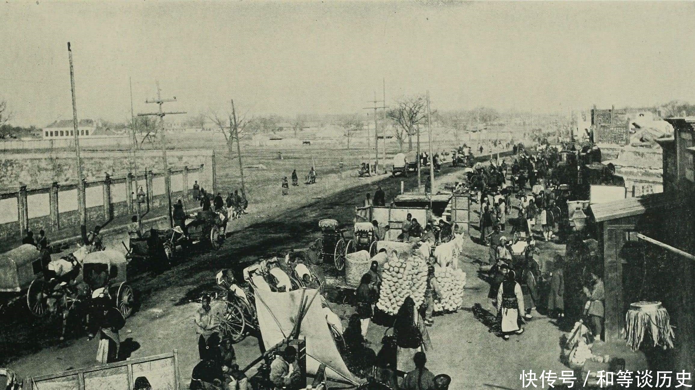 大臣|清朝老照片：图一的大臣下轿好威风，图三学堂的黑板报亮了，现代没人敢画