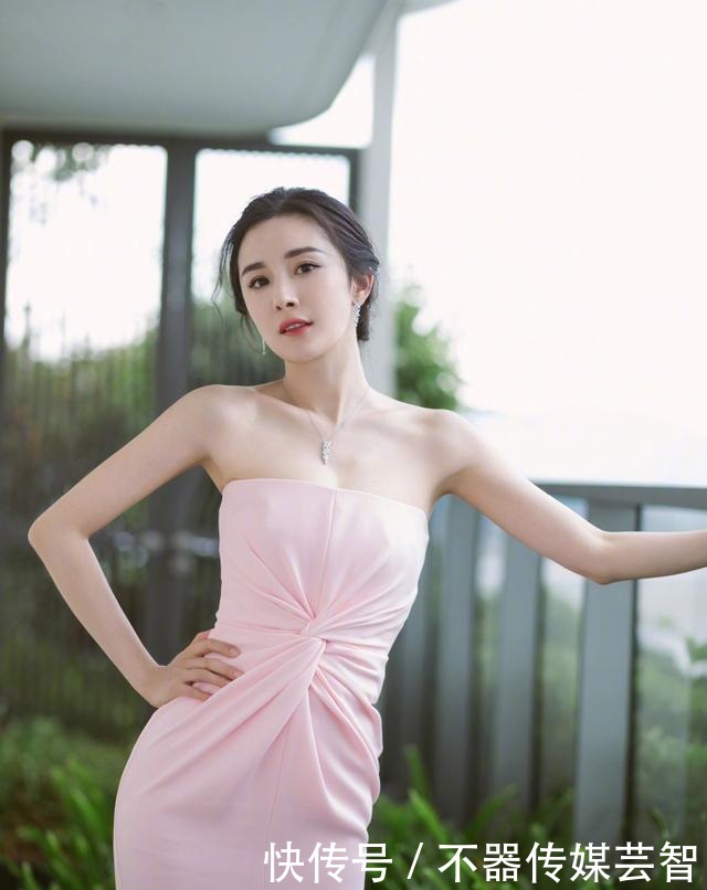 丝巾|黑色皮衣搭配红白相间的丝巾,凸显时尚感