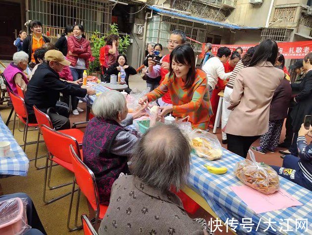 老年人@「我为群众办实事」南昌市西湖区南站街道铁路三村东社区开展 “我们的节日--情浓重阳 礼敬老人”文艺汇演活动