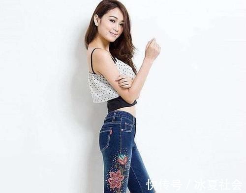 美女 青春活泼的牛仔裤美女,修长长腿穿出舒适感,给人种精致的女人味