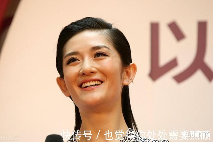 谢娜|谢娜进央视主持一期就被换掉,官方只给12字评价,网友直呼“看不懂”