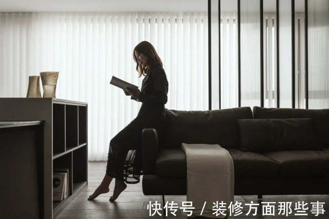 收纳|135平简约风三居室，在大理石与木质护墙板旁边做了收纳设计