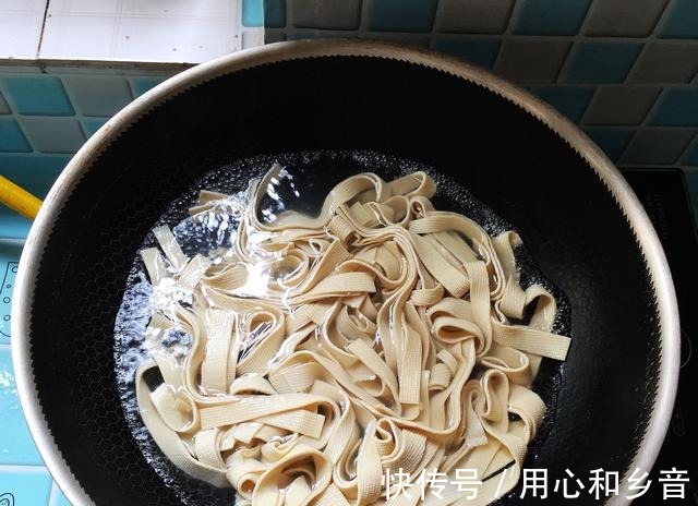 羊杂|一个人吃饭也不将就,千张配它煮一锅,酸辣开胃,好吃管饱不长肉!