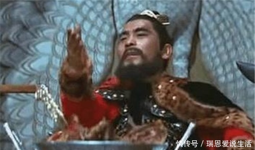 妇人逃避战乱,抱着大孩子却让幼子步行,一将军见后说:必有隐情