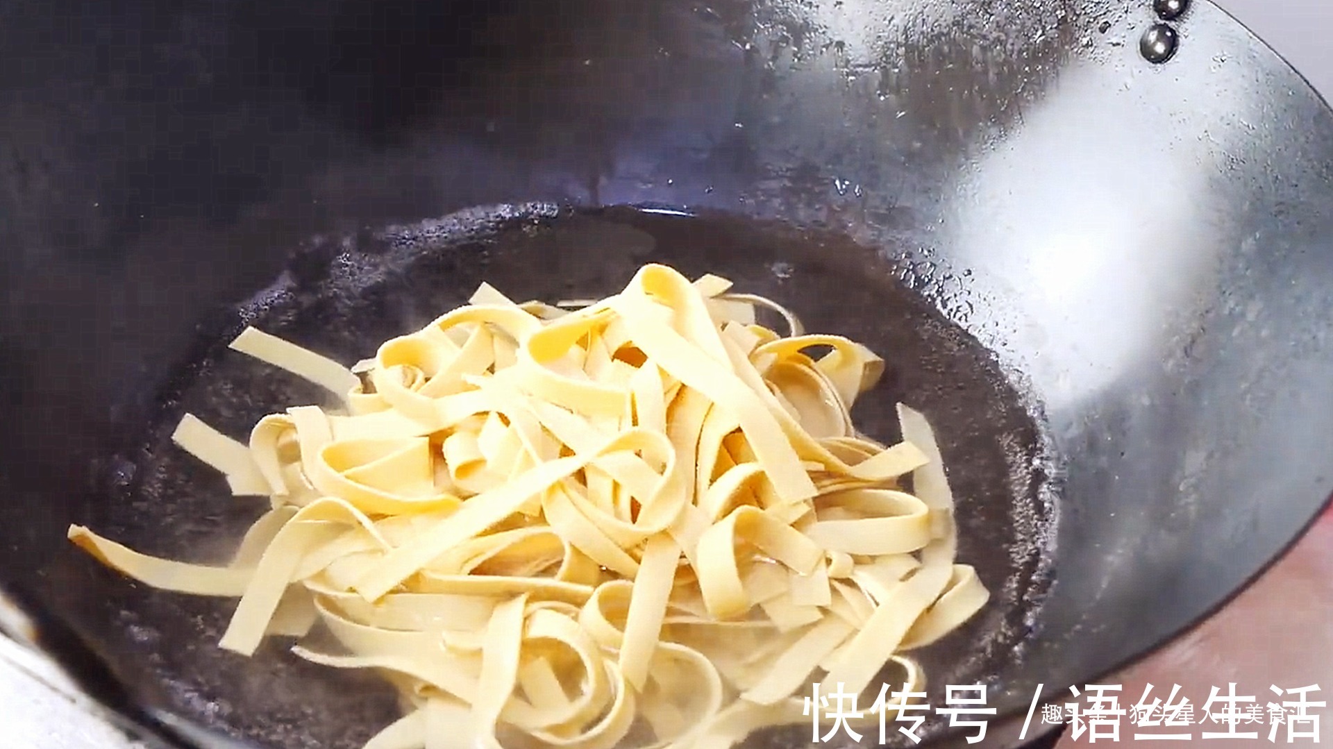 豆腐皮|2张豆腐皮,1把粉条,入锅加水一煮,鲜香味美,出锅连汤汁都不剩