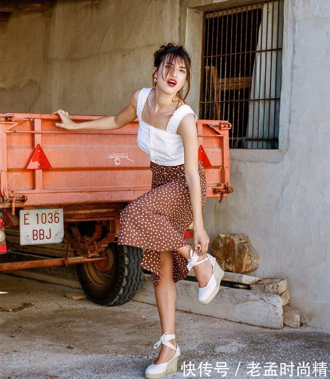 时髦|方领上衣百搭还显瘦,配裤子裙子都很时髦