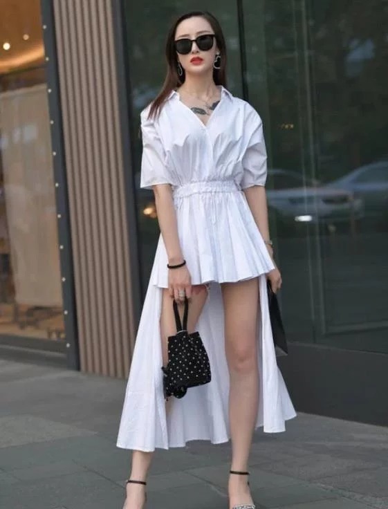 街拍:小姐姐的身材曲线很好,长相也十分清秀,美丽大方