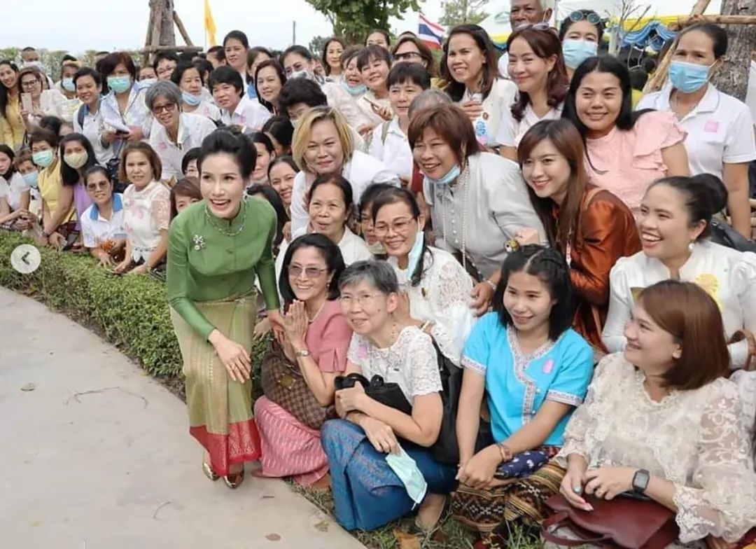 太后|泰王贵妃风格凌乱,在刘海处簪一朵花,与奢华蓝珠宝首饰格格不入
