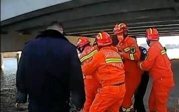 救生圈|男子冲动跳入冰河，潍坊警方11分钟紧急营救