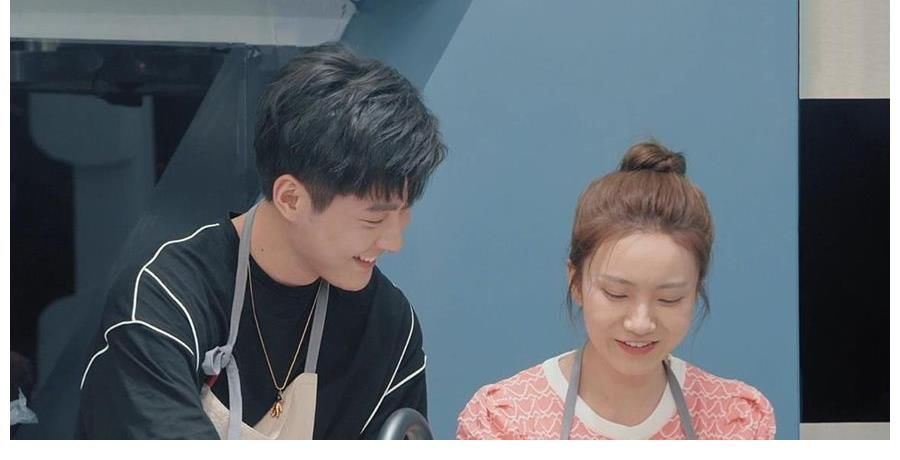 心動的信號|心動的信號4：女2喂男1吃東西，女4也很主動，送男1專屬禮物