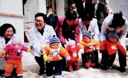 5胞胎|中国首例“5胞胎”长大了,如今已满18岁,家庭状况令人感叹