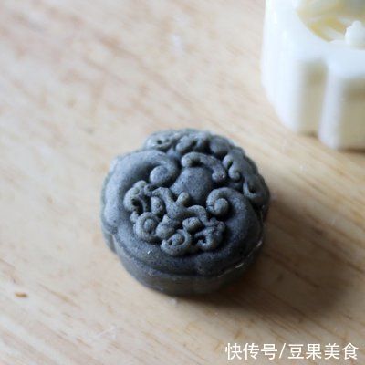 香辣黑芝麻月饼|香辣黑芝麻月饼，分享一个好用的月饼皮配方