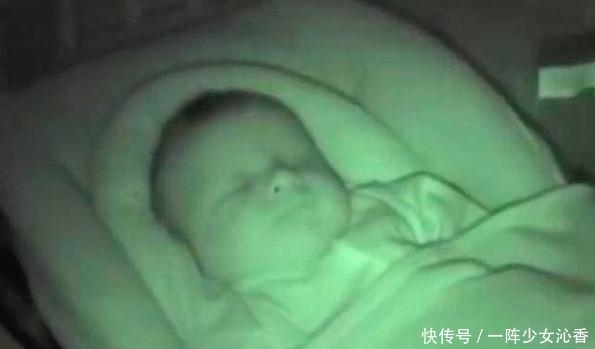 爸妈|爸妈半夜起床拍下有趣一幕，宝宝的双手根本停不下来
