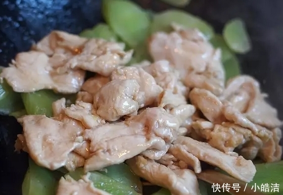 鸡胸肉|大叔家的减肥菜谱:莴笋炒鸡胸肉,滑嫩爽口,做法简单,家人爱吃