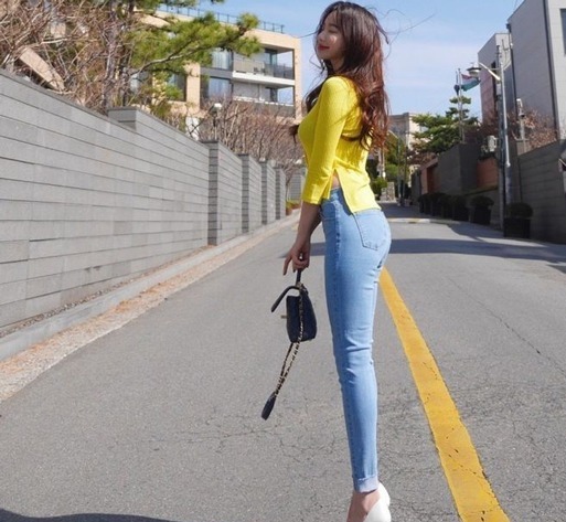 版型 紧身牛仔裤美女,时尚帅气还很有潮流范,还凸显出美好的曲线身材