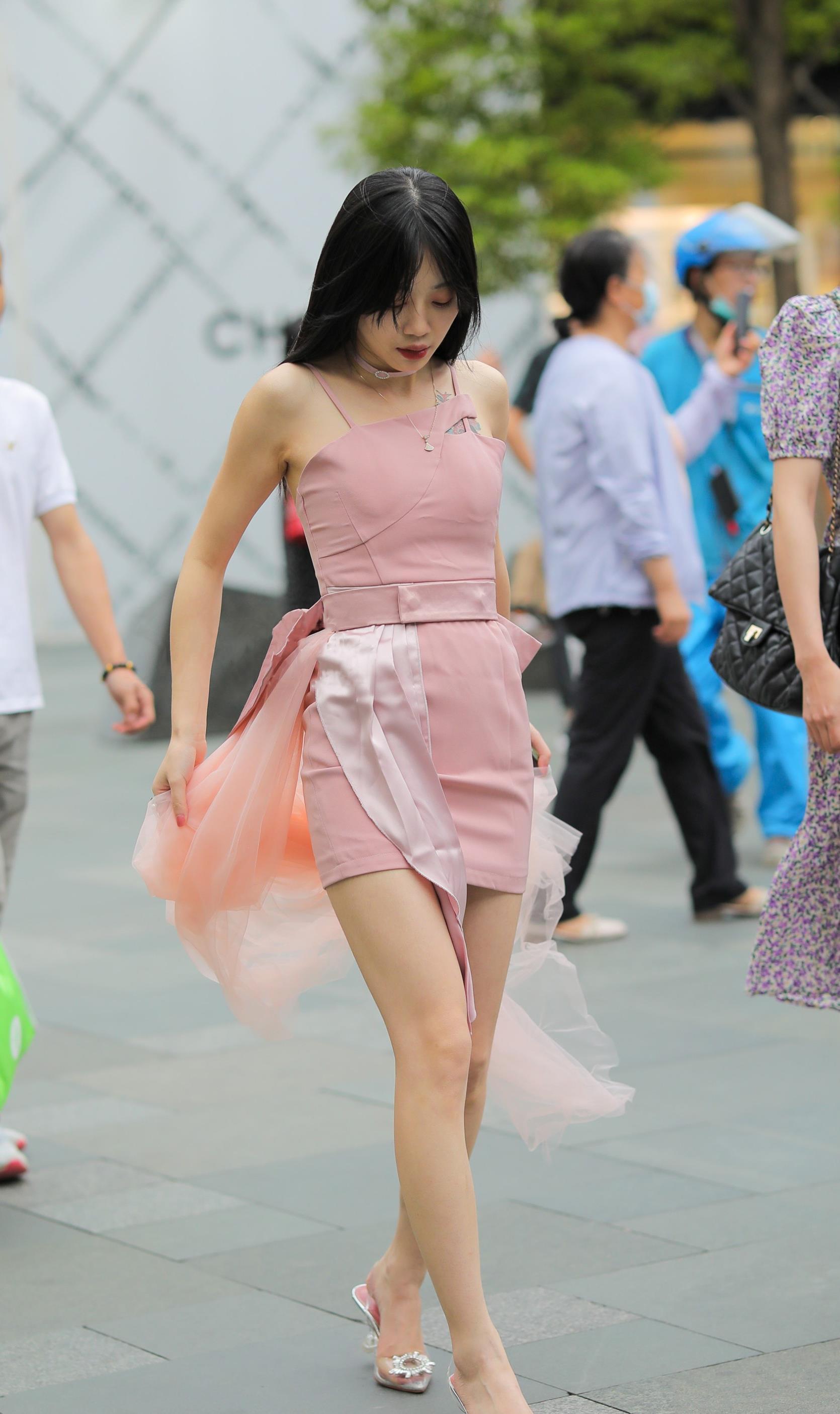 粉色是年轻女孩的最爱, 美女用粉色薄纱来装点连衣裙, 甜美又减龄