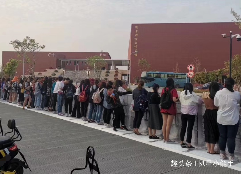 干得漂亮|baby携众星进高校受学生热捧,他进高校录节目被保安轰走