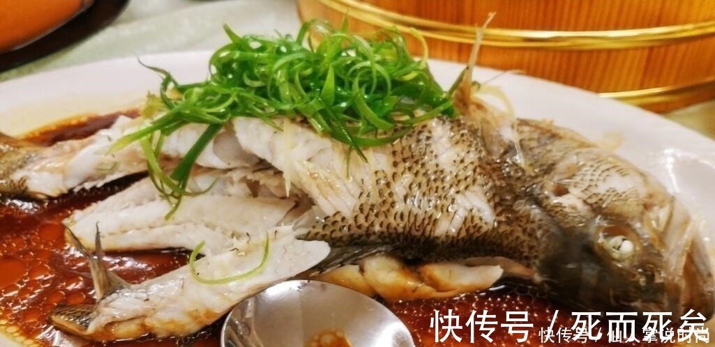 清蒸鱼,用盐腌制还是料酒腌制大厨都不对,难怪不鲜嫩不好吃