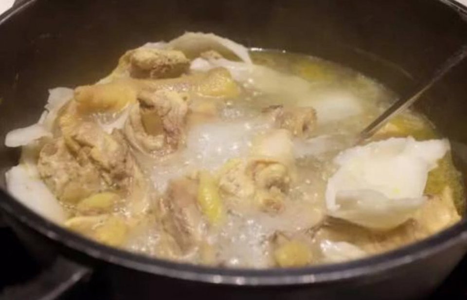 鸡汤|炖鸡汤别傻傻放那么多调味料，只放这一味，鸡汤原汁原味，贼好喝